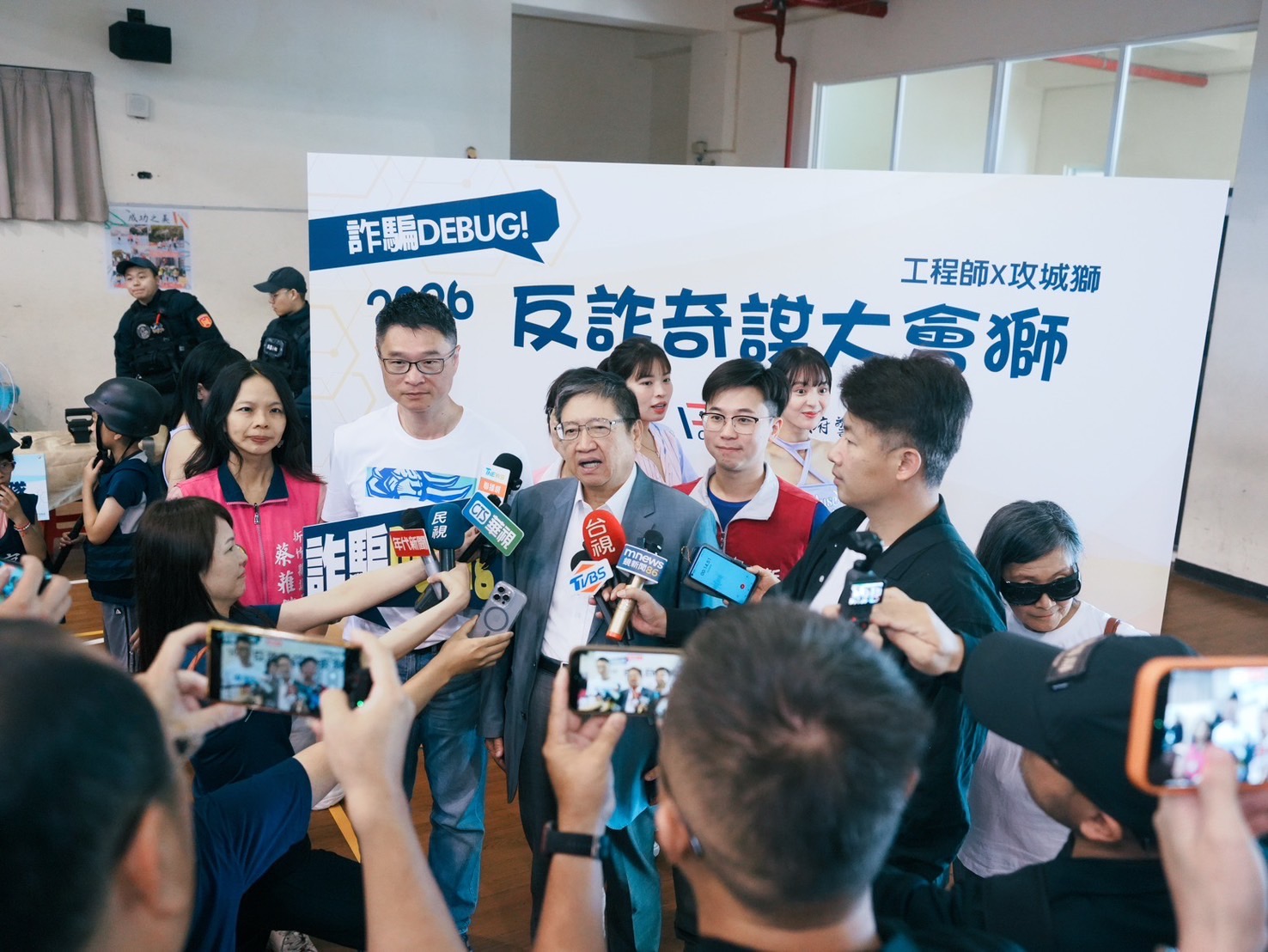 新竹縣縣長楊文科與警察局長林建隆接受媒體聯訪，說明反詐政策推動成果與未來策略方向。（圖／記者張家燁翻攝）