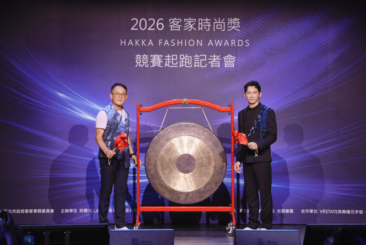 活動代言人温昇豪(右)表示,客家文化從過去勤儉樸實的精神出發,到今日發展為更具自信與多元展現的文化樣貌。(圖/北市府客委會提供)