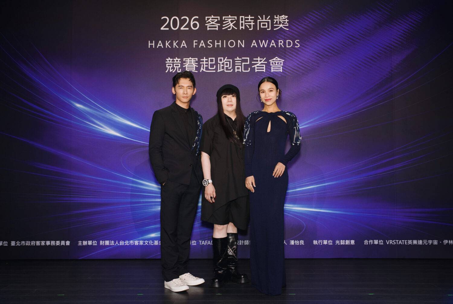 本屆客家時尚獎由國際知名服裝設計師潘怡良(中)擔任總策展人,量身打造時尚展演揭開活動序幕。(圖/北市府客委會提供)