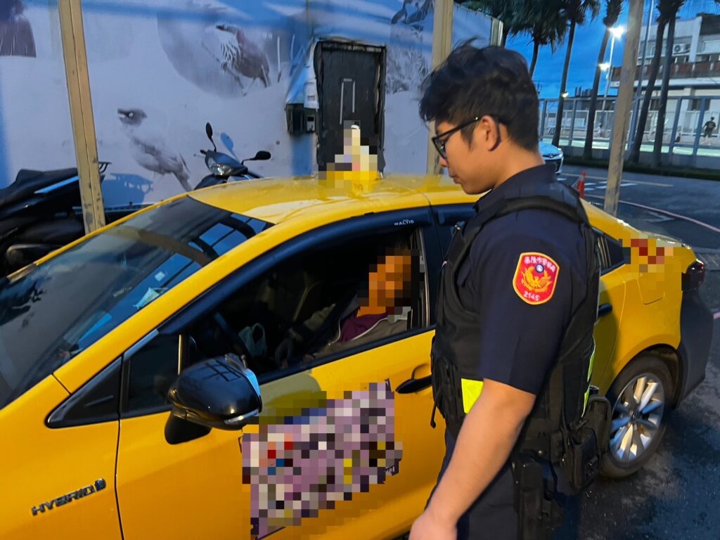 警方於現場關懷慰問並護送返家。(圖／記者薛秀蓮 翻攝)