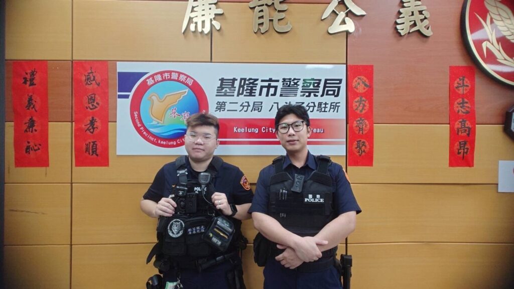 八斗子分駐所警員胡品宏(左)、實務生籃俊幃（右）。(圖／記者薛秀蓮 翻攝)