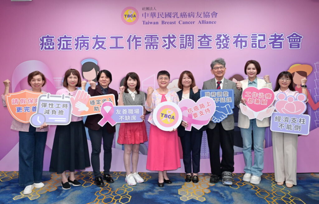 中華民國乳癌病友協會4月28日舉辦「癌症病友工作需求調查發布記者會」，邀請勞動部勞動條件及就業平等司李怡萱專門委員（右四）、立法委員王正旭（右三）、立法委員陳菁徽（右二）、立法委員陳昭姿（左四）、立法委員邱慧洳（左三）與中華民國乳癌病友協會理事長黃淑芳（中）共同呼籲，重視癌友工作需求。（圖／中華民國乳癌病友協會提供）