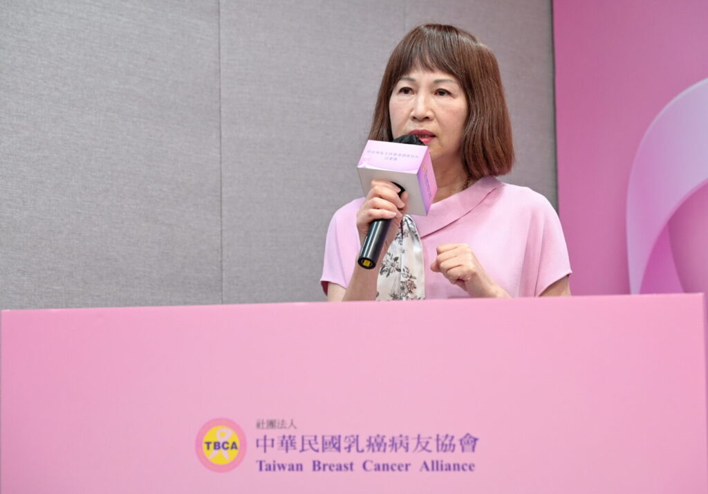 中華民國乳癌病友協會副理事長何雪萍分享病友故事，表示許多癌症病友持續工作是因為個人與家庭經濟需要，但請假看診卻成為職場中說不出口的壓力。（圖／中華民國乳癌病友協會提供）
