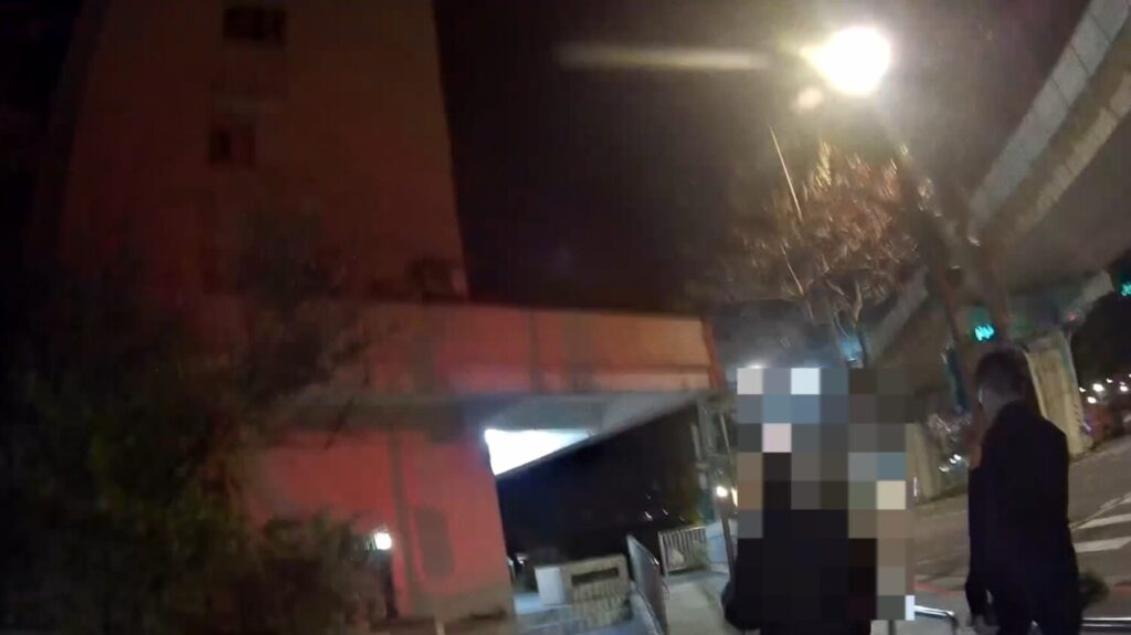 員警助迷途年長者返家。(圖／記者薛秀蓮 翻攝)