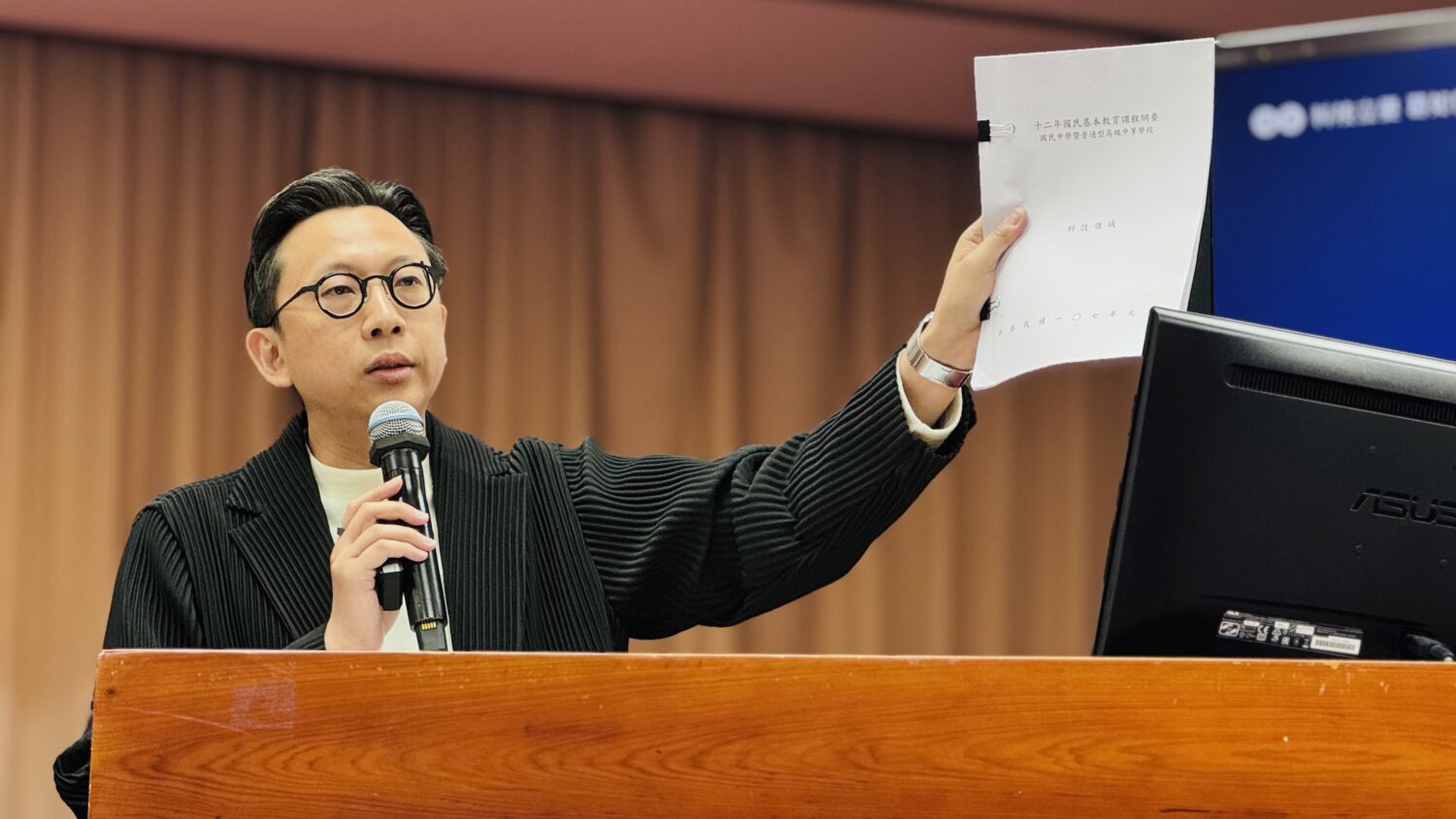 葛如鈞呼籲教育部應盡速推動「館館有AI」,從所屬圖書館率先布建AI資源,讓公共圖書館成為推動數位平權與科技近用的重要基地。(圖/葛如鈞國會辦公室)