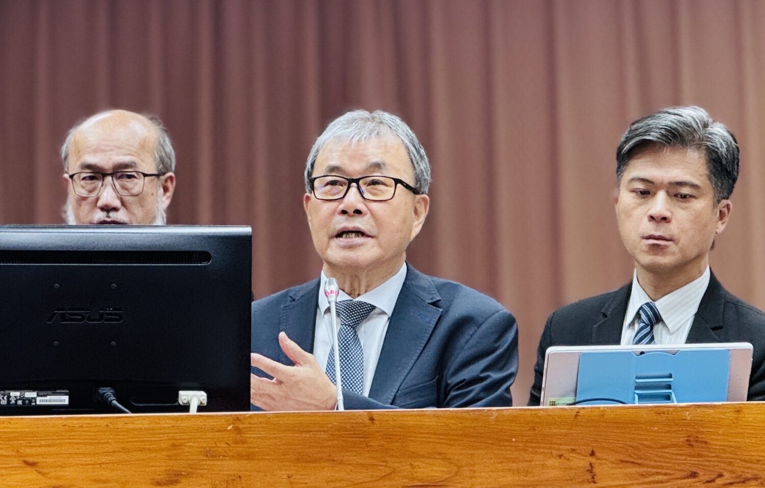 教育部長鄭英耀答詢時表示,葛如鈞所提建議「非常專業,也非常良善」,教育部將進一步研議。(圖/葛如鈞國會辦公室)