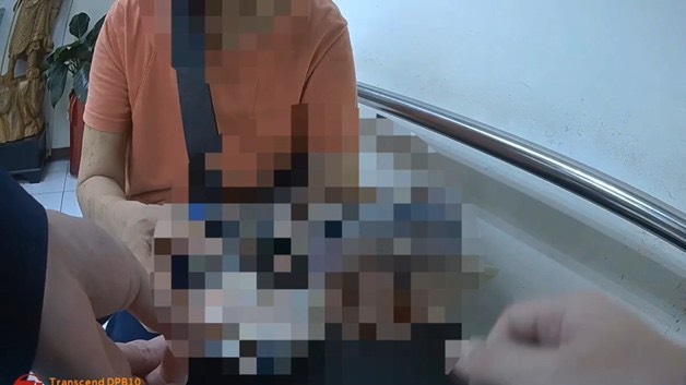 警方耐心詢問其住家及家人之聯繫方式。(圖／記者薛秀蓮 翻攝)