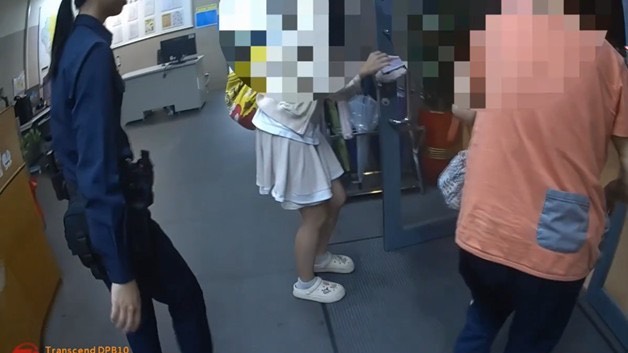 家屬至派出所接其返家。(圖／記者薛秀蓮 翻攝)