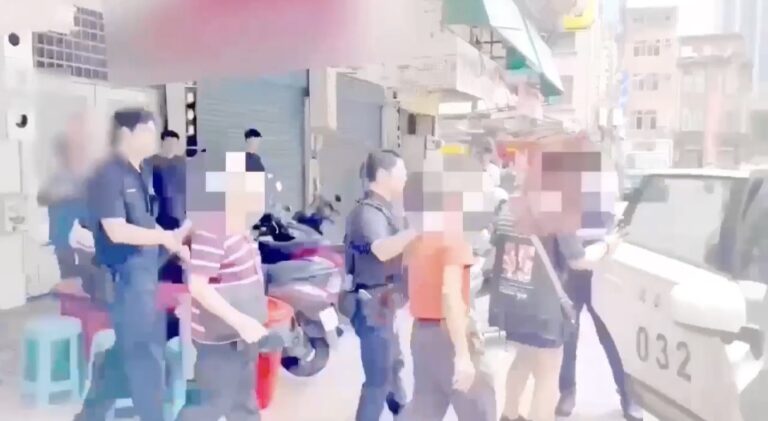 萬華分局龍山派出所員警將現場人員帶上車影像。（圖／記者 趙靜姸翻攝）