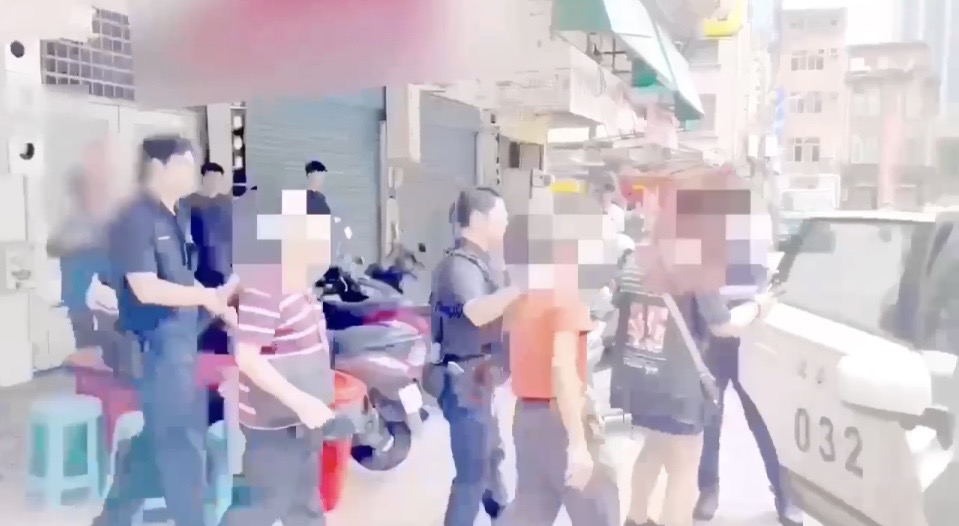 萬華分局龍山派出所員警將現場人員帶上車影像。（圖／記者 趙靜姸翻攝）