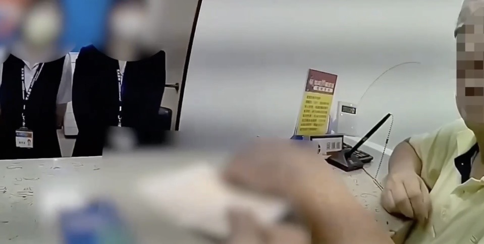 男子親眼目睹員警戳破詐騙集團的謊言后，決定取消匯款。（圖／記者 趙靜姸翻攝）