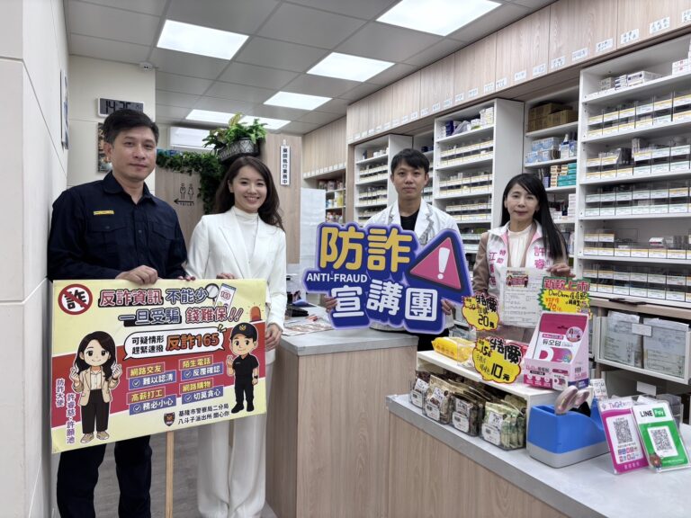 許睿慈議員攜手八斗子所所長陳志峰至轄內各藥局反詐宣導。(圖／記者薛秀蓮 翻攝)
