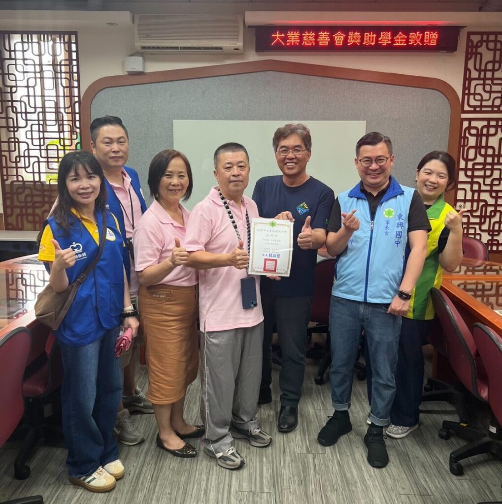 桃園市立東興國中校長鐘啓哲（右3）與家長會長陳信州（右2）共同頒發感謝狀給大業慈善會理事李世雄（中）。（大業慈善會提供）