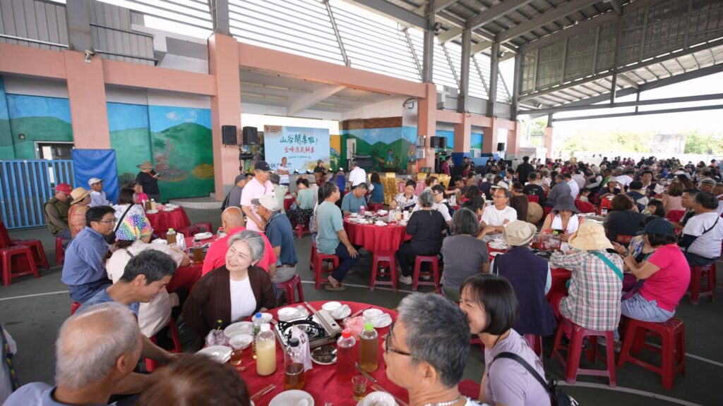 金峰鄉百人辦桌於正興村鋼棚活動中心熱鬧登場,席開八十桌,現場人潮滿滿。(圖/金峰鄉公所 提供)