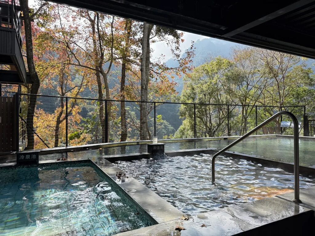 泰安具備水質乳白透明、觸感細緻的弱鹼性碳酸泉，是深受女性旅人喜愛的頂級「美人湯」。（圖／參山管理處 提供）