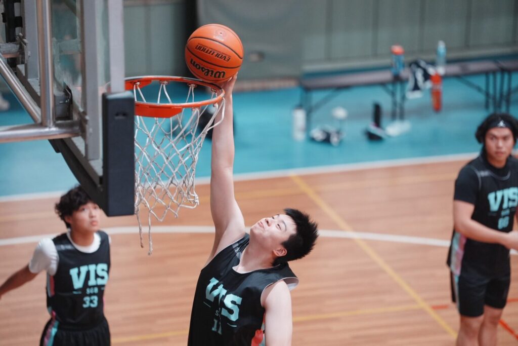 VIS應屆畢業生靠著高爾夫球學習，將自己送進世界頂大，憑藉的不只是體育能力，更是「興趣×紀律×學術」整合體現。（圖／台北市VIS國際實驗高中 提供）