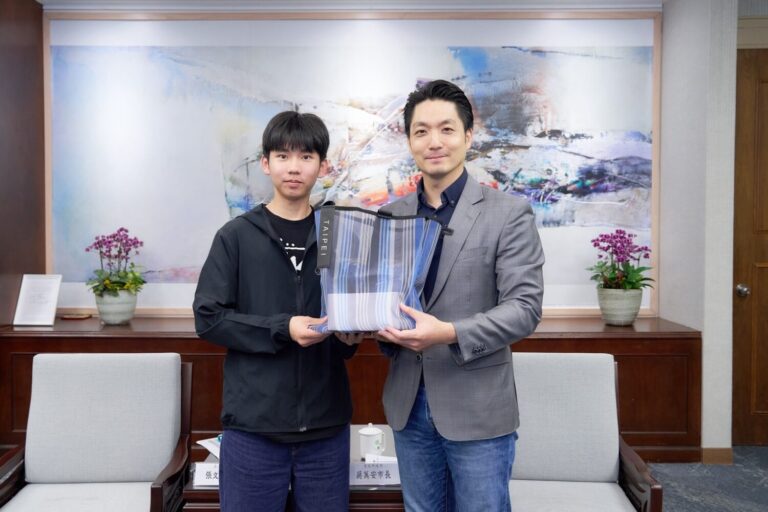 VIS 高中生陳躬勳國內外機器人大賽屢創佳績，獲臺北市長蔣萬安召見表揚。(圖／台北市VIS國際實驗高中 提供)