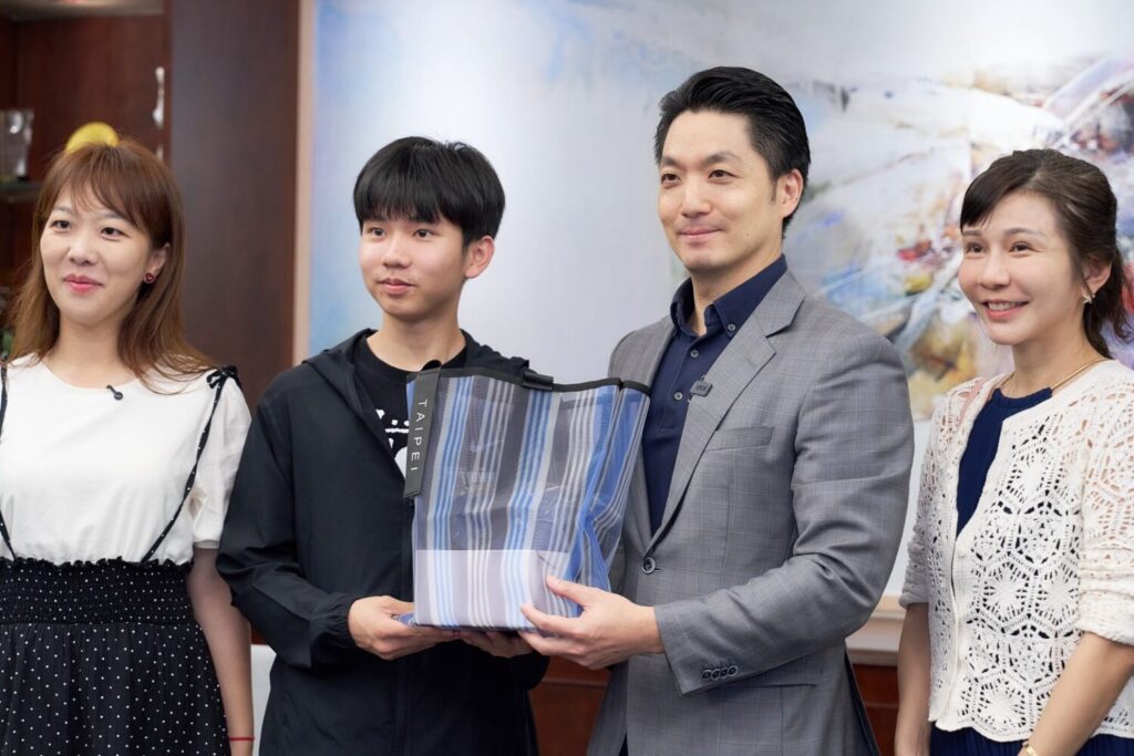 VIS 高中生陳躬勳國際機器人大賽摘銀獲市長蔣萬安表揚。(左一)為台北市議員張文潔、(右一)為學生母親。(圖／台北市VIS國際實驗高中 提供)