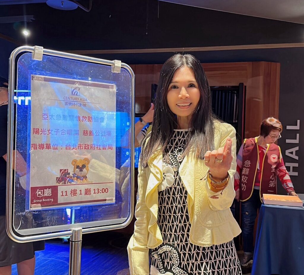 盧宜鈴老師領軍推動「用愛豐富孩子心靈」公益計畫。(圖/亞太急難關懷救助協會 提供)