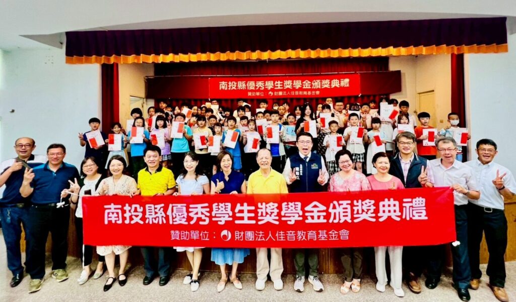 財團法人佳音教育基金會董事長陳平三回到家鄉捐贈獎學金嘉惠全縣清寒學童。（圖／佳音英語 提供）