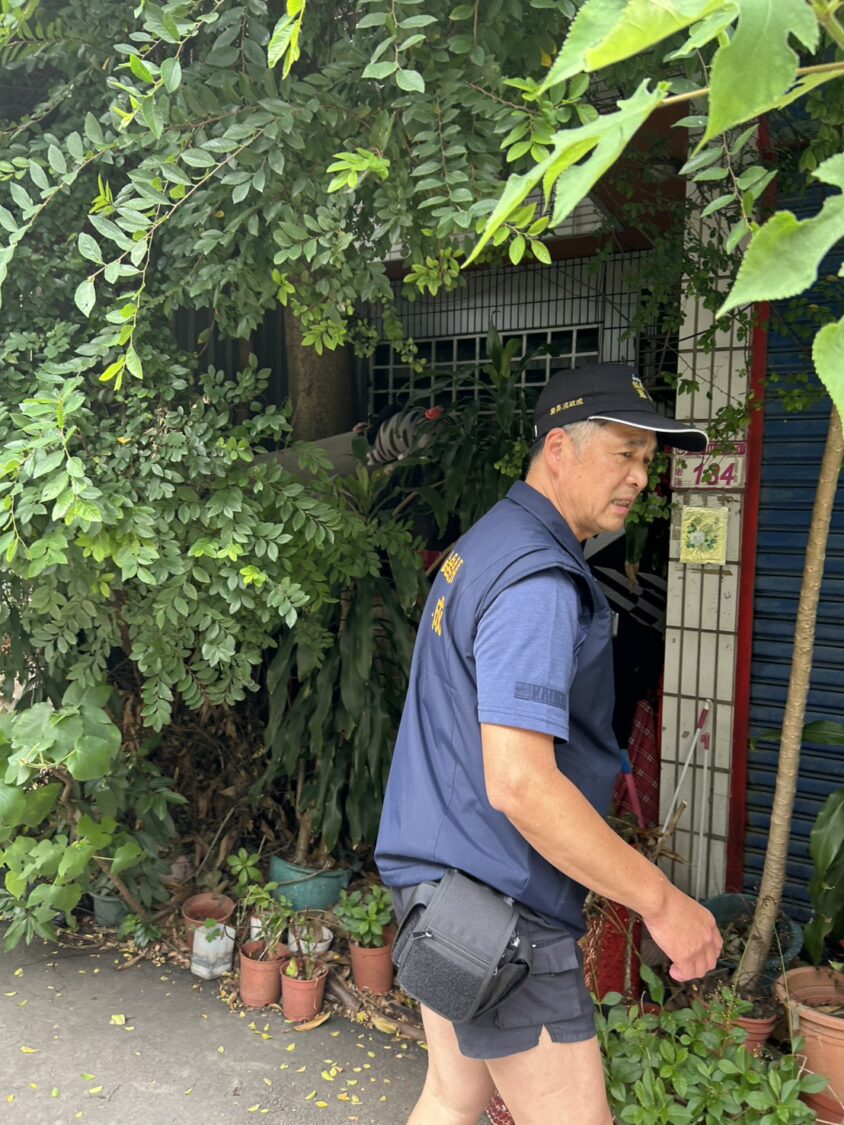 為尋求王希銘與民眾共識，中壢區龍昌里長戎政成前往會勘，希望樹屋奇景存在的同時，也不至於影響里民生活權益。（記者陳世軒攝）