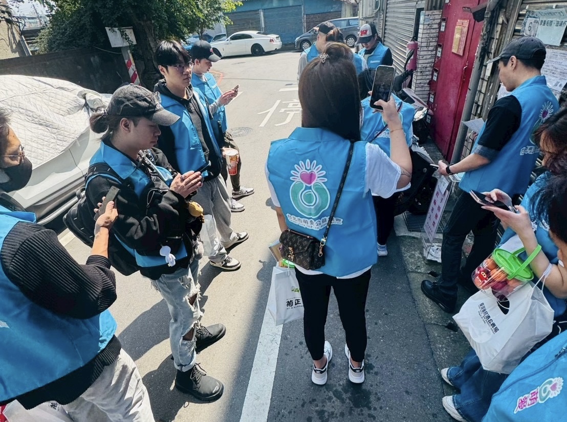 志工們於巷弄間集結,準備走訪社區長輩家中,將實質物資與真誠問候送進生活角落。(圖/台灣萌愛公益 協會 提供)