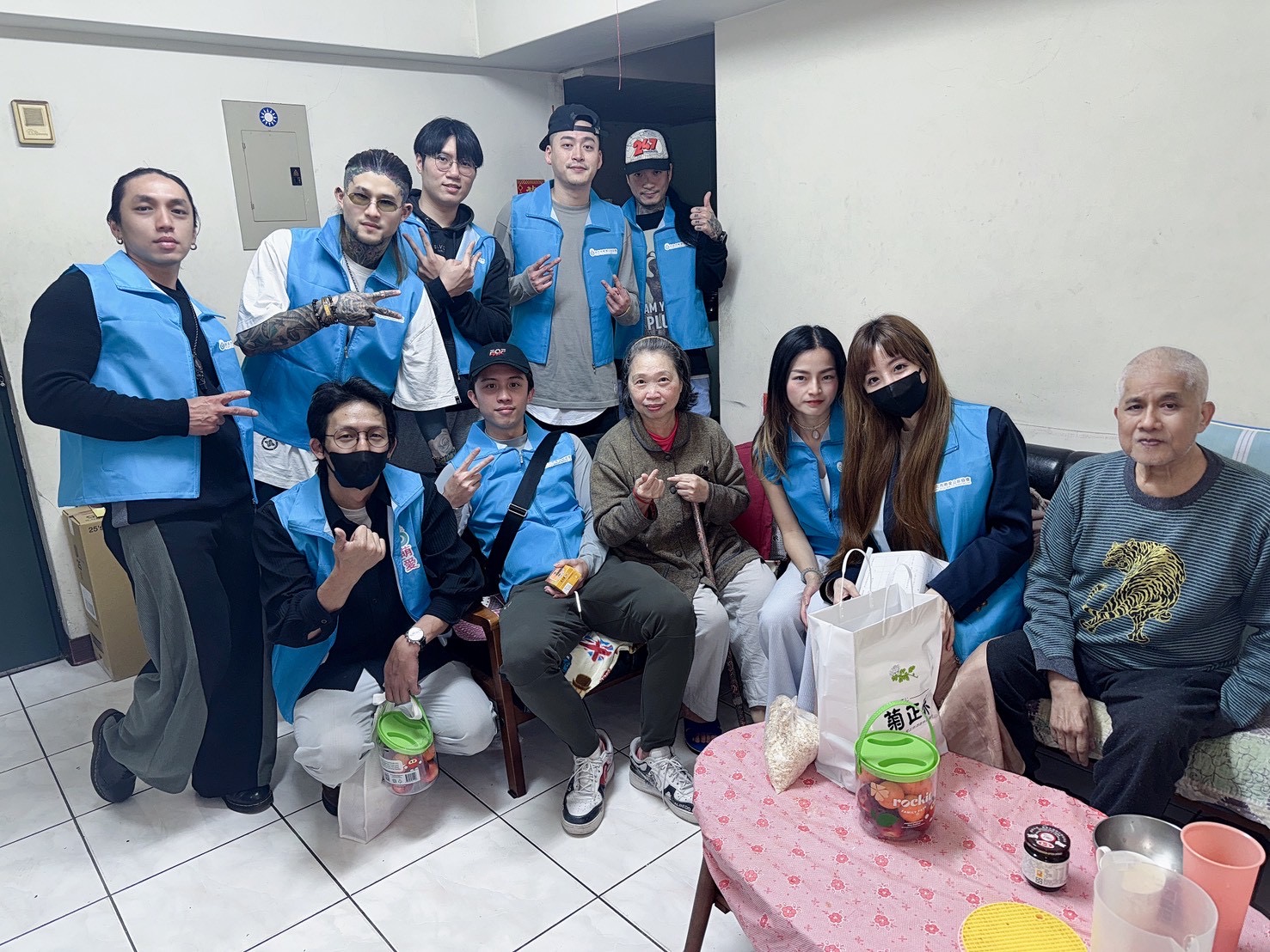 公益協會志工與長輩溫馨互動,除了提供營養支持物資,更透過陪伴讓長輩感受到被記得的溫度。(圖/台 灣萌愛公益協會 提供)