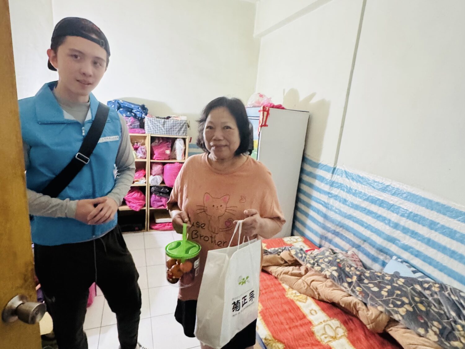 孫安佐親自走訪弱勢族群家中，透過實地面對面的交流與生活物資發放，讓關懷真正被感知的存在 。（圖／台灣萌愛公益協會 提供）