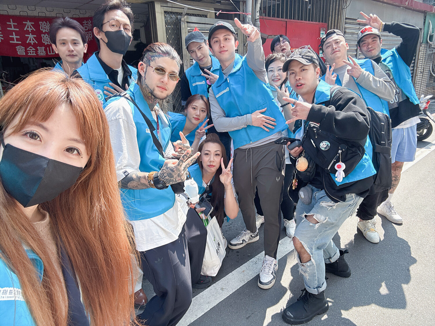 藝人「孫安佐」攜手經紀人重讀天月與志工團隊共同參與公益行動，落實取之社會、用之社會的核心理念 。（圖／台灣萌愛公益協會 提供）