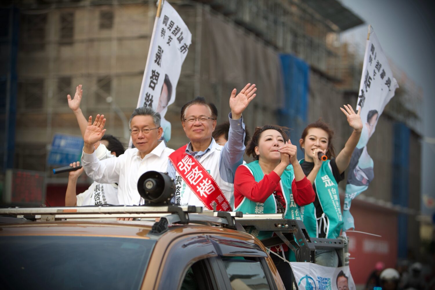 阿北陪同張啓楷掃街拜票,呼籲外漂的嘉義子弟們「趕緊返鄉顧電話、顧自己的未來!」(圖/民眾黨嘉義黨部)