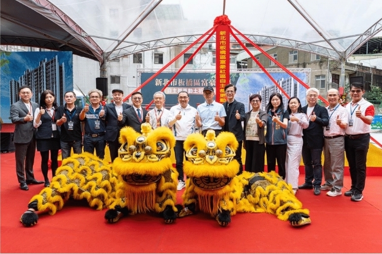 新北市長侯友宜（中）與市府團隊、更新會理事長林俊祥（右八）、國峻營造總經理陳彥良（左五）共同出席板橋「富豪社區」自主都更案動土祈福典禮。（記者 趙靜姸翻攝）