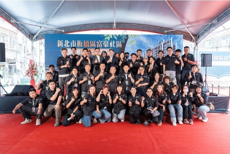 國峻營造團隊於動土典禮現場合影。（記者 趙靜姸翻攝）