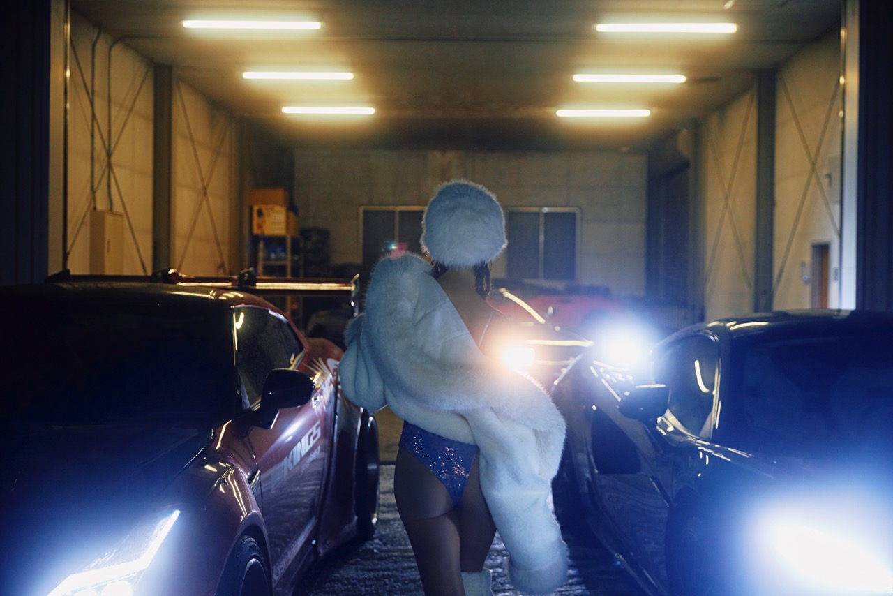 千萬跑車ＭＶ助陣，在海外思念故鄉，心情需要舒壓的時候開著跑車去吃火鍋（圖／凱菲有限公司）