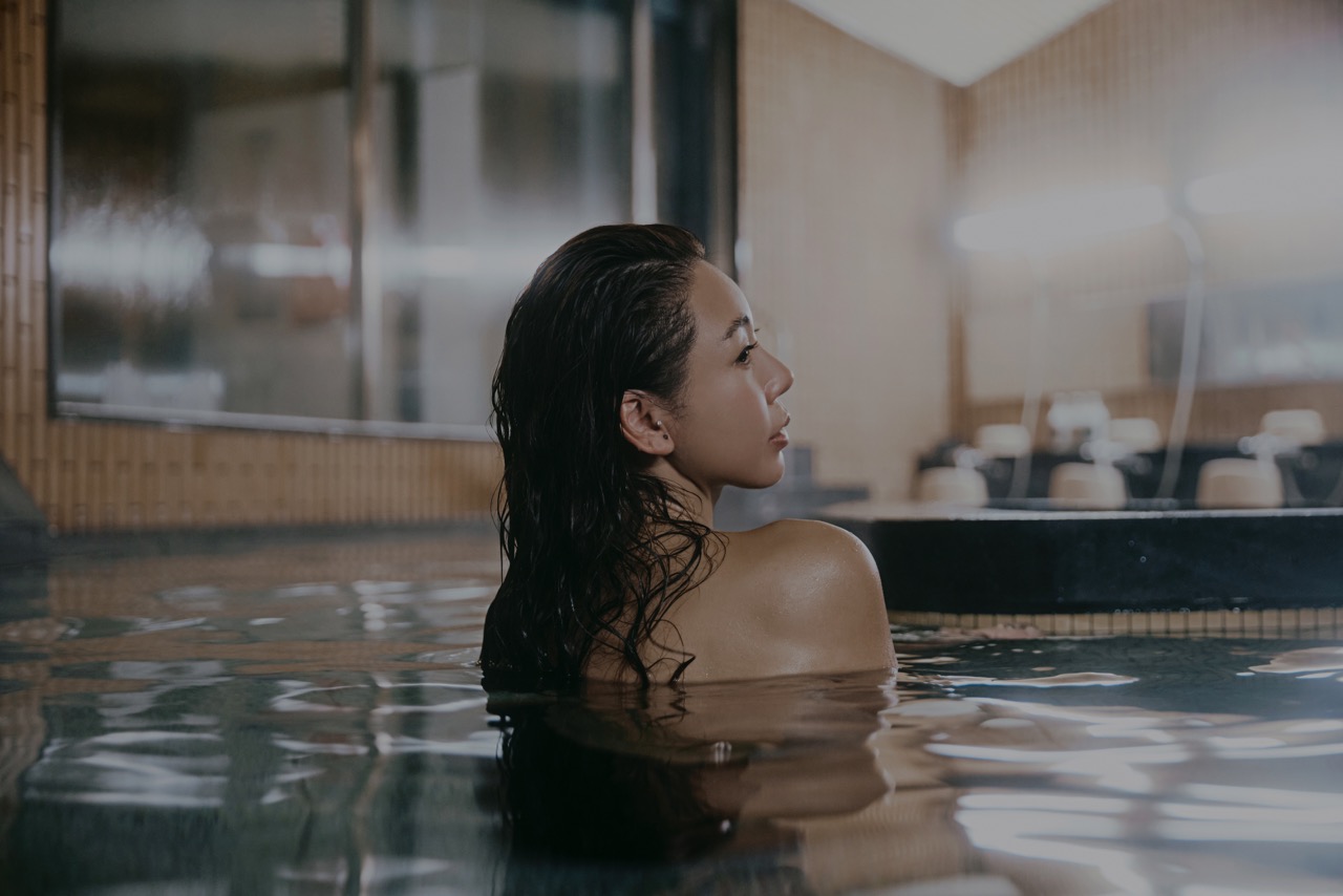 「開鍋」新歌ＭＶ希望透過音樂共振肢體流淌的療癒頻率，kiaterelax形容泡湯的自己是火鍋料很辣可以吃我（圖／凱菲有限公司