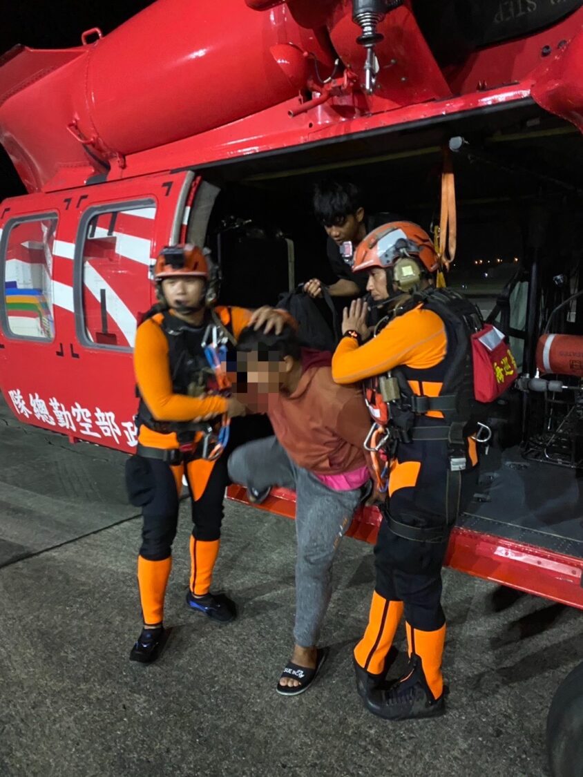 花蓮外海印尼籍漁工重傷　海巡空勤聯手黑鷹深夜吊掛送醫