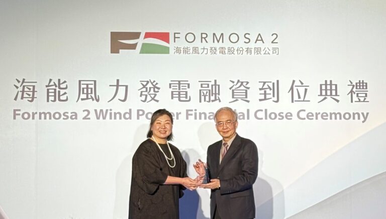 土銀板橋分行經理徐明洸(右)與海能執行長陳美如(左)出席融資到位感恩典禮。 (圖／記者 劉其昌翻攝)