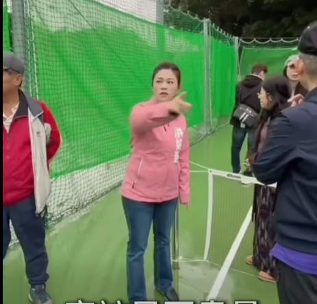 台北市議員洪婉臻成功爭取華中匹克球場安全防護與設施提升。(圖／記者鄭元毓翻攝）
