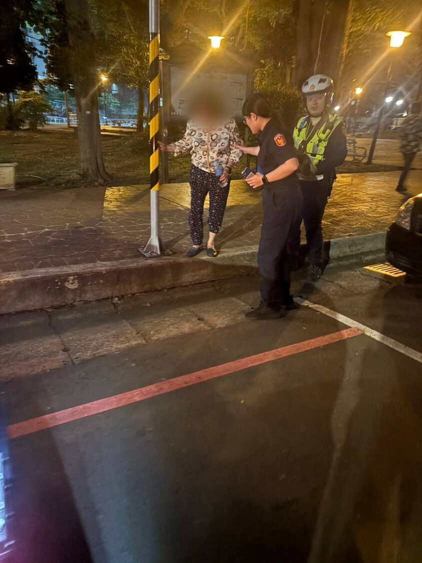 監視器顯示吳婦前往市場途中突然轉向中壢，被發現時正坐在在榮民路旁公園發椅子上休息。（記者翻攝）