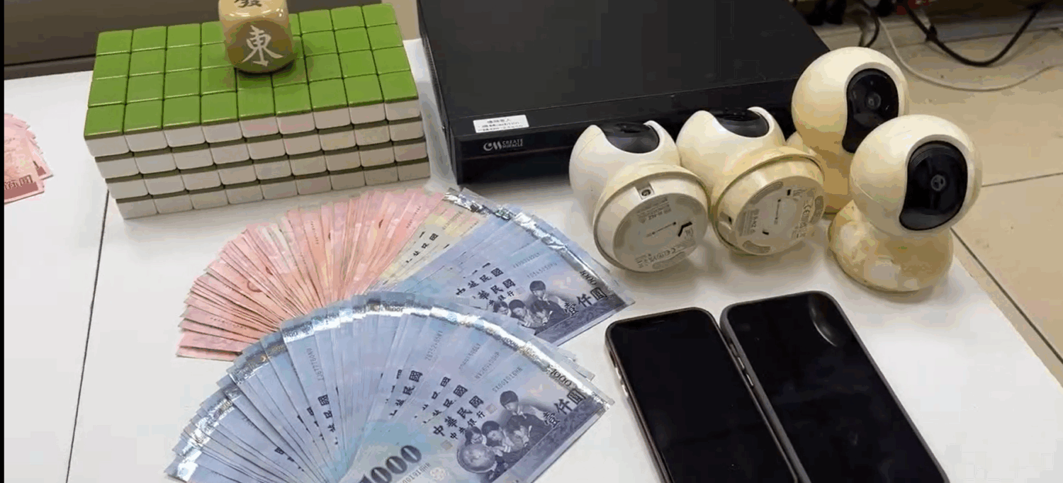 裝監視器也難逃法網 中壢警連日蒐證破賭場 賭場裝設監視器試圖躲避查緝,但仍被近20名優勢警力控制。最終查扣賭資臺幣18萬餘元及賭具。(記者翻攝)