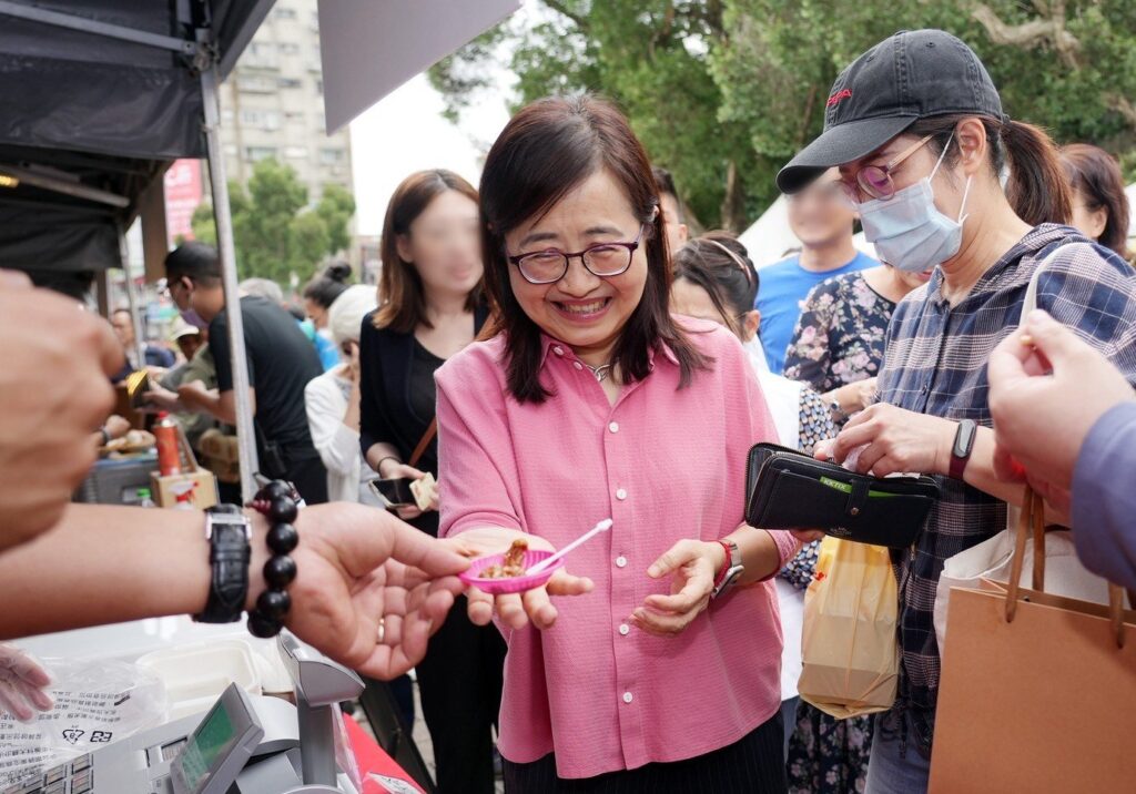 副市長林奕華帶領民眾逛市集，體驗豐富多元的特色美食。(圖／主辦單位 提供)