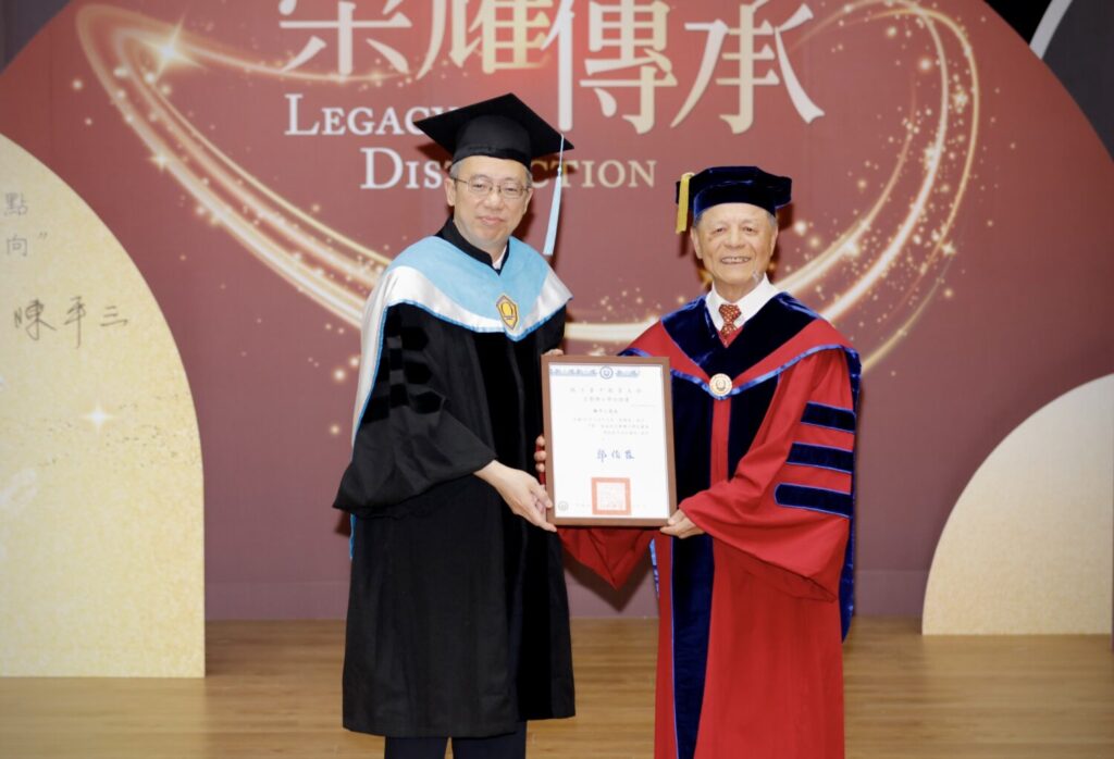 國立臺中教育大學於5月20日在求真樓音樂廳舉行名譽博士學位頒授典禮，將此一榮譽授予傑出校友佳音英語董事長陳平三。（圖／佳音英語提供)