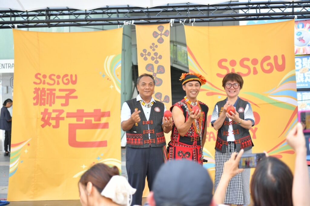 獅⼦鄉在地歌⼿-謝正男歌謠演唱。（圖／獅子鄉公所提供)