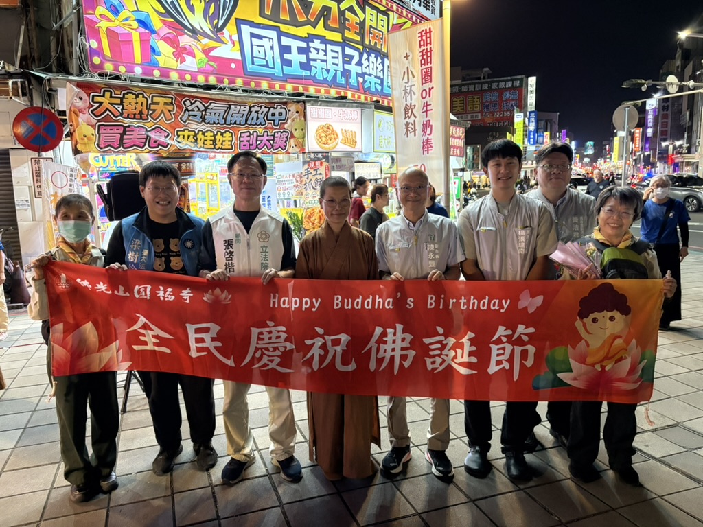 張啓楷15日晚間出席佛光山圓福寺慶祝佛誕節-力阿卡浴佛車嘉義踩街嘉年華活動。(圖／張啓楷市長競選團隊)