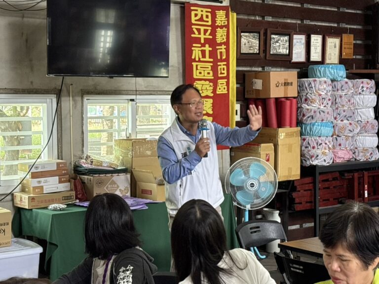 張啓楷應邀參與社區母親節團康活動，與當地里民閒話家常，並傾聽媽媽市民們的心聲。（圖／民眾黨嘉義黨部）