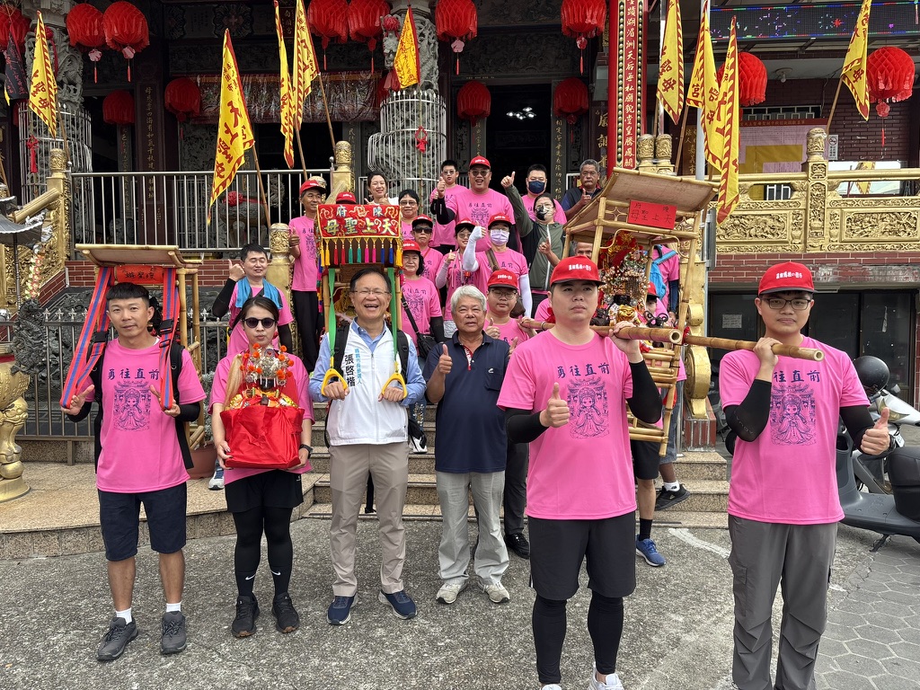 張啓楷參與陳府天上聖母遶境活動，結合當地里長帶頭和里民共沐神恩，敬天法祖。（圖／民眾黨嘉義黨部）