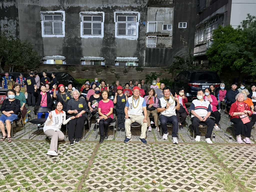 參與社區母親節團康活動，與當地里民打成一片，深植認同。（圖／民眾黨嘉義黨部）