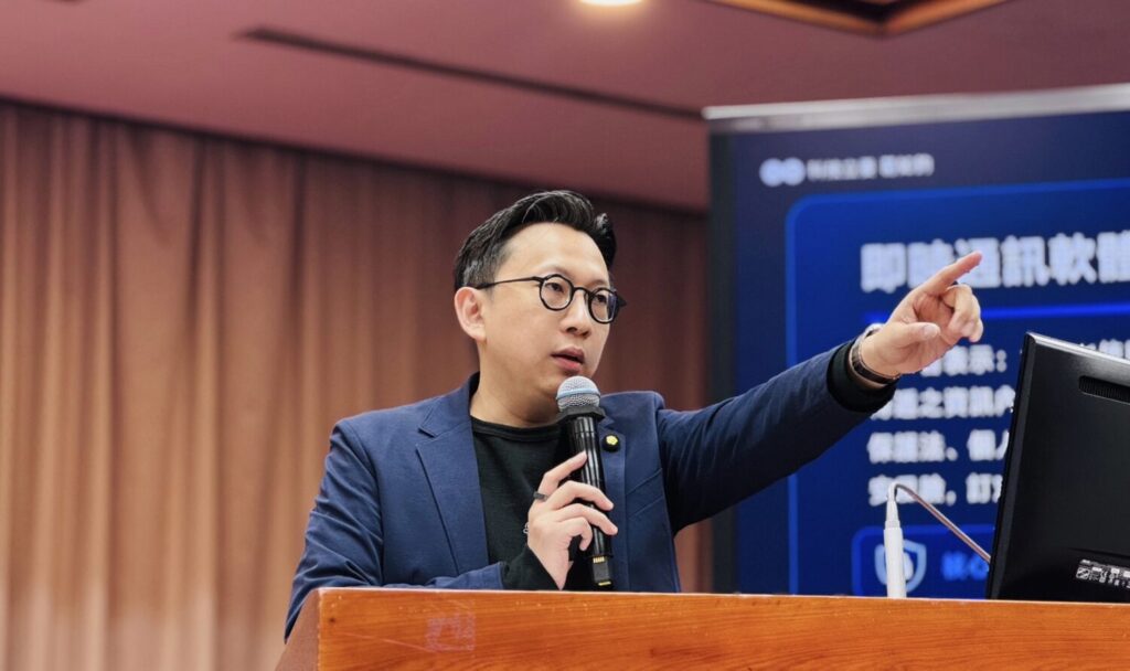 葛如鈞於立法院教育及文化委員會質詢國立故宮博物院戰時文物保存、緊急通訊資安及國際交流預算。(圖／葛如鈞國會辦公室)