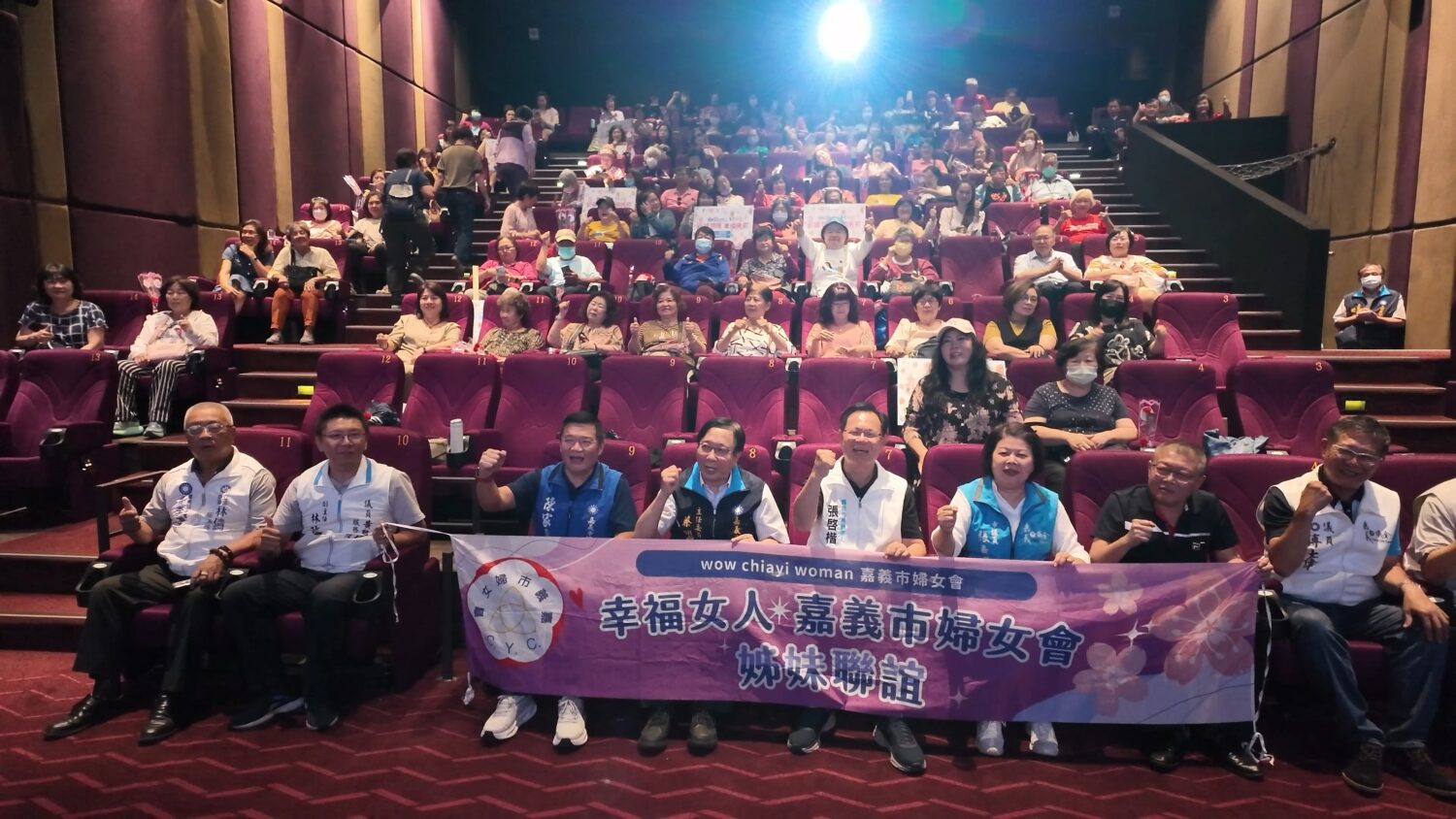 藍白共推嘉義市長參選人張啓楷出席婦女會母親節活動，國民黨嘉義市黨部主委蔡明顯及市議員張秀華、傅大偉、陳家平帶頭高喊「凍蒜！」，展現邁向勝選的高昂氣勢。（圖／民眾黨嘉義黨部）