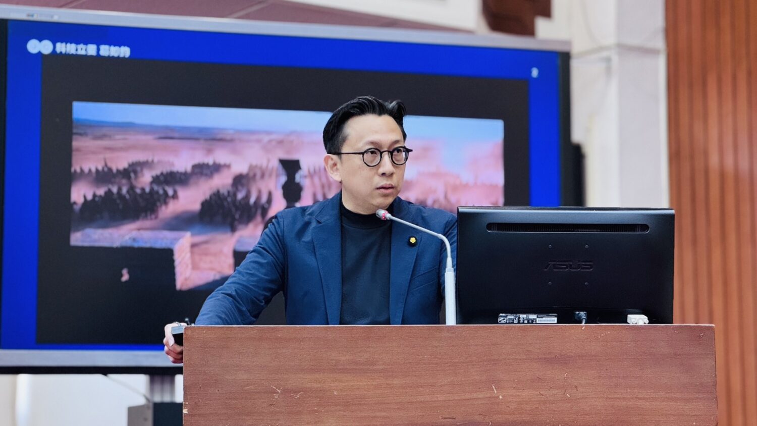 葛如鈞在立法院質詢時為協助藝文工作者面對AI時代挑戰請命，要求保障藝文工作者的技術權、人格權與健康權。(圖／葛如鈞國會辦公室)