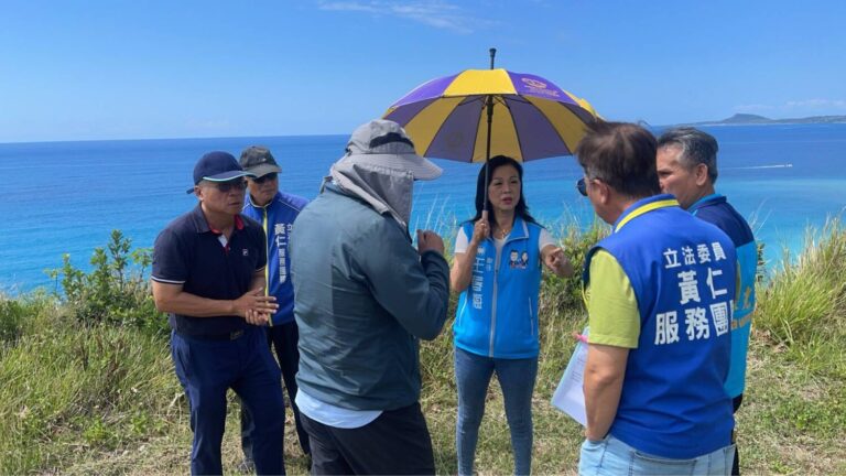 頂著初夏大太陽，王春梅在會勘現場與工作人員研商如何落實海岸保護及居民生活安全相關規劃。(記者 包克明翻攝)